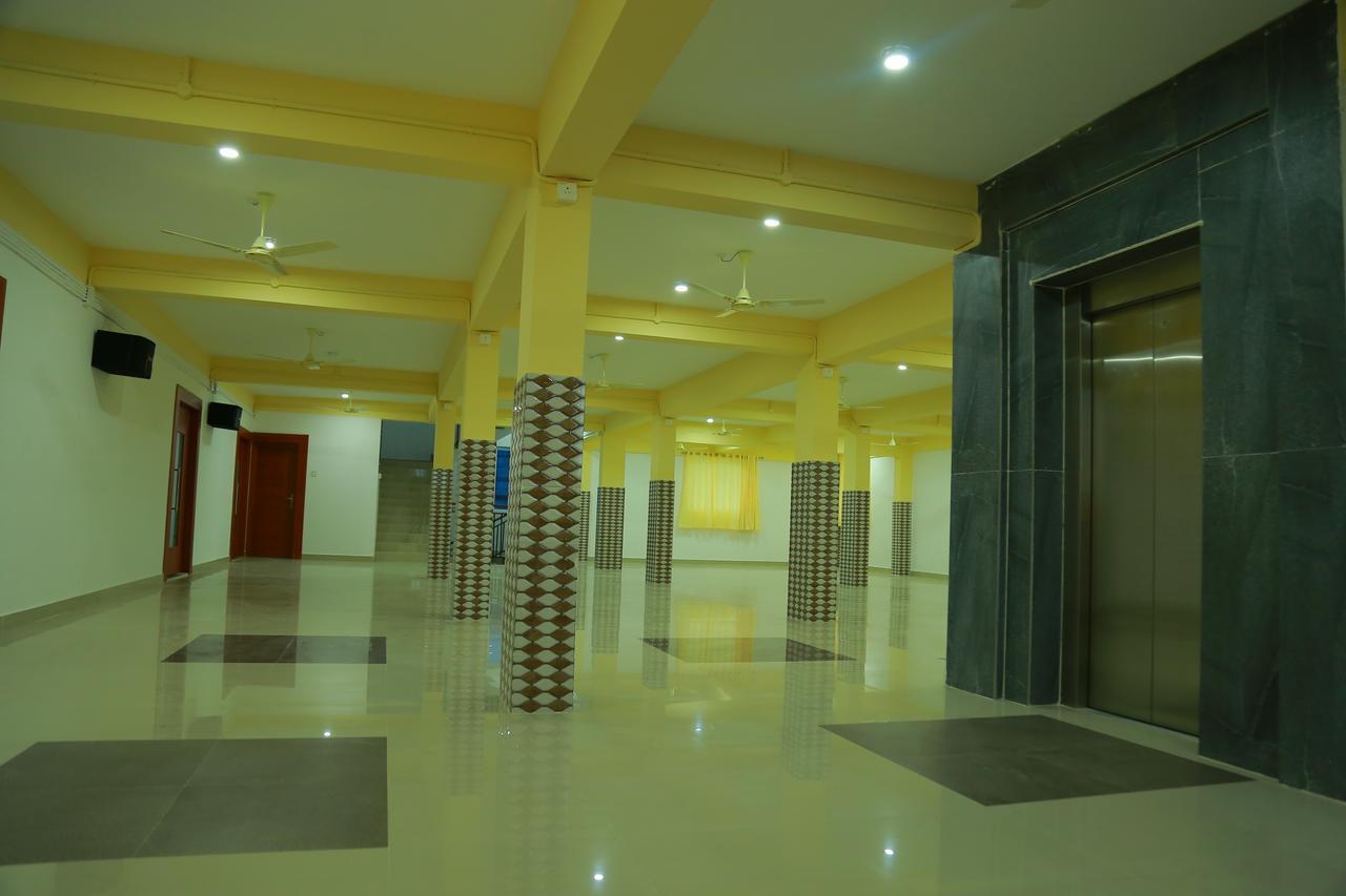Hôtel Royal Plaza Residency à Cheruppulasseri Extérieur photo