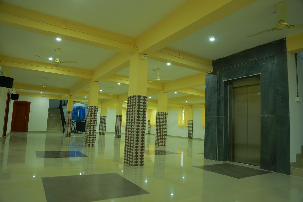 Hôtel Royal Plaza Residency à Cheruppulasseri Extérieur photo